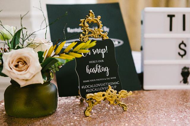 9" GOLD DECORATIVE EASEL